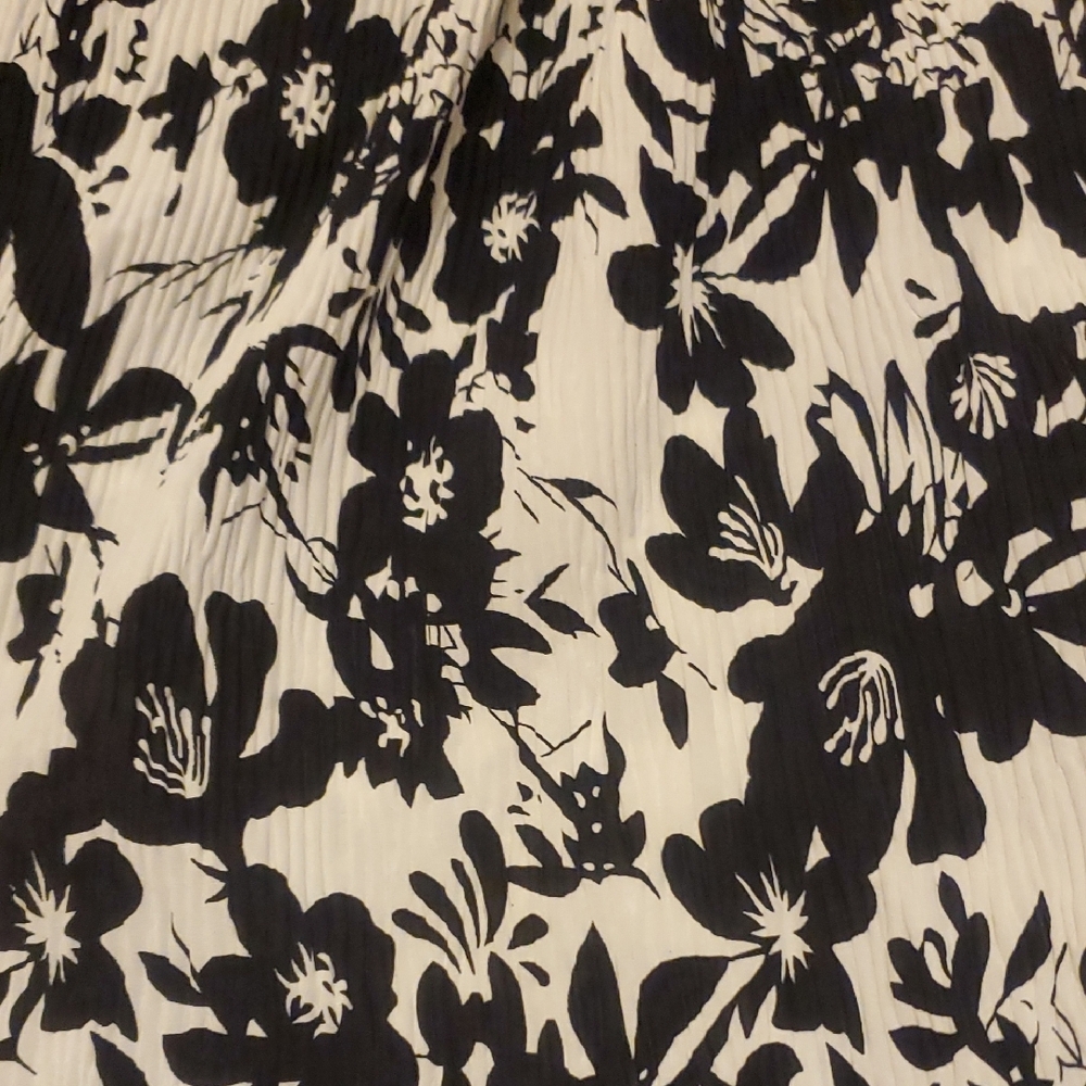 Black Top and Floral Shorts Medium Set - Picture 8 of 11